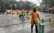 党员、积极分子志愿者助力学生返校